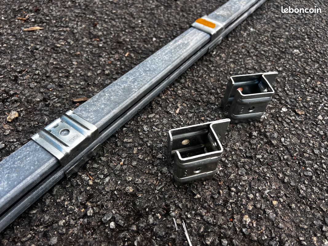 Fixation pour portes coulissantes sur rails acier galvanisés (image 4)