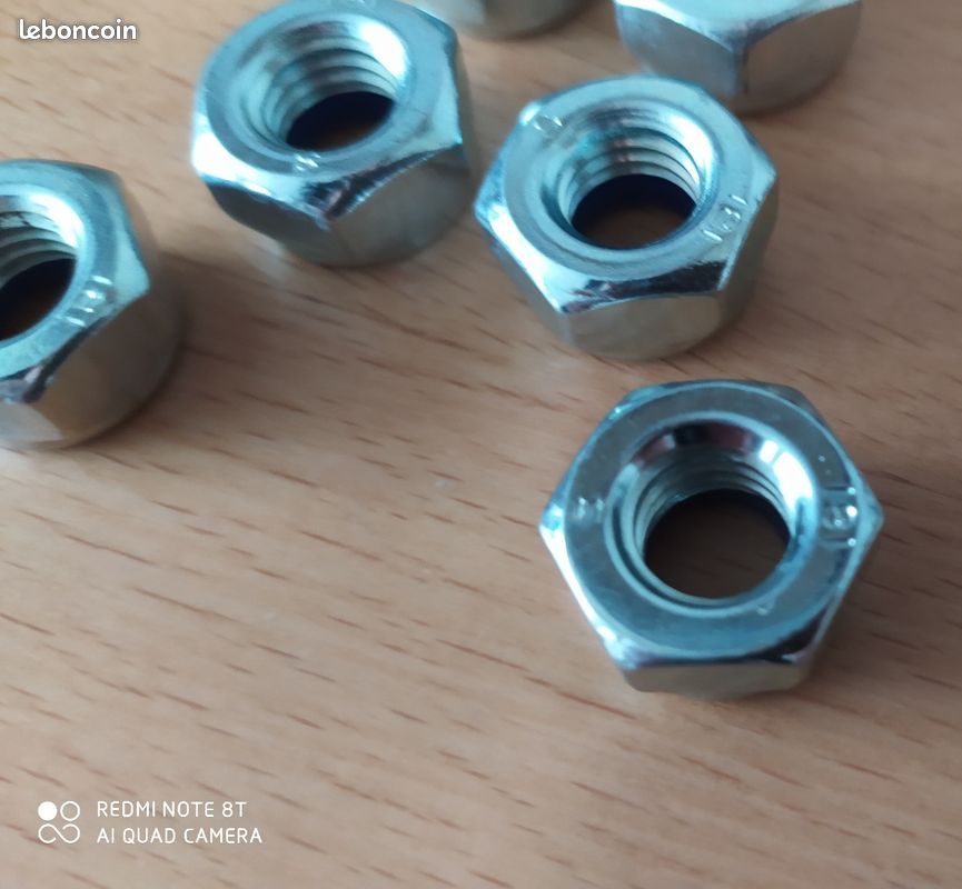 Visserie et axes pour roue vélo