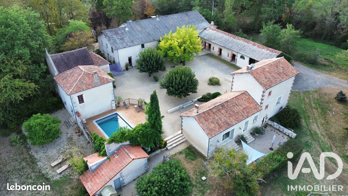 Maison 18 pièces 417 m² · à Persac · 417 m² · 590 000 €