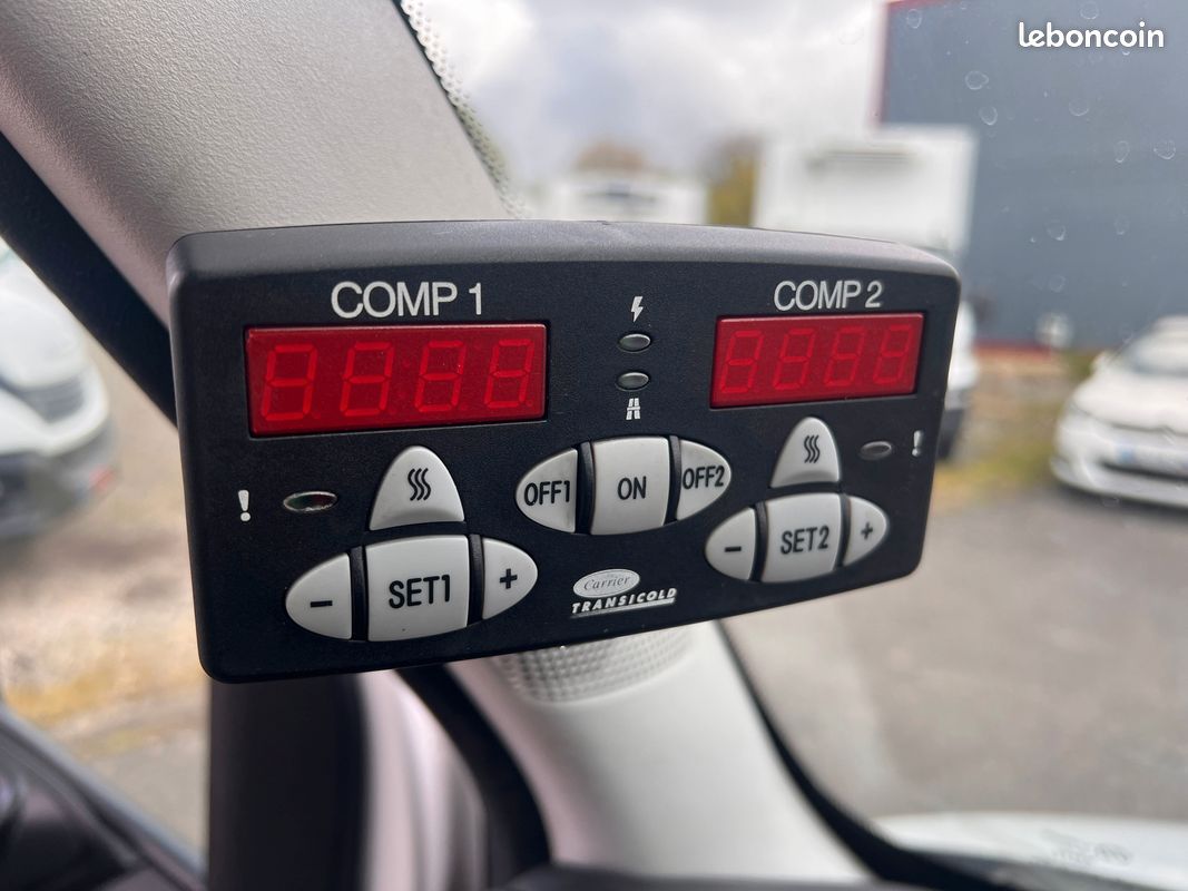 IVECO DAILY 35C14 Châssis Cabine Roues Jumelées 2.3 L 140 Ch EURO 6 BVM6 Frigorifique Bi-Température avec Porte latérale, Clim, Coupe vent et Cloison amovible - / Frigo Route et Secteur 380 Volts (image 7)