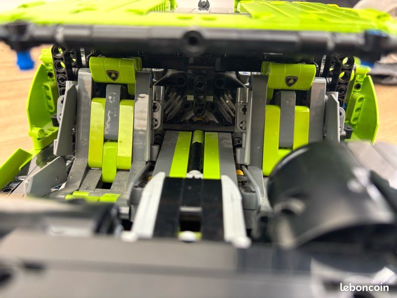 LEGO Technic Lamborghini Sián FKP 37 (image 13)