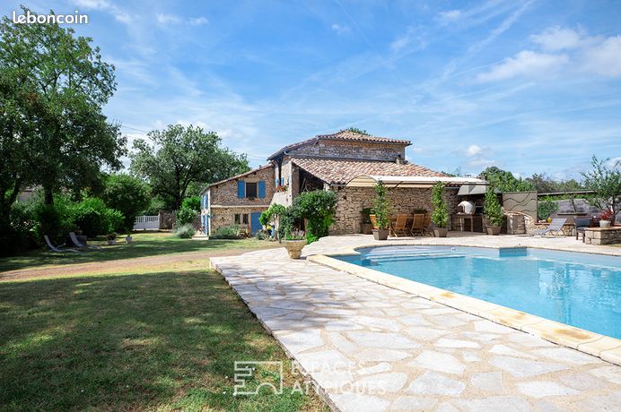 Propriété 5 pièces 247 m²