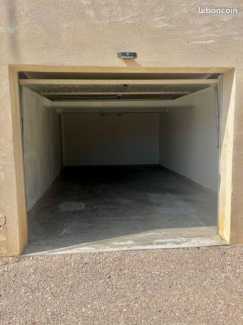 Parking 21 m² · à Manosque · 21 m² · 120 €