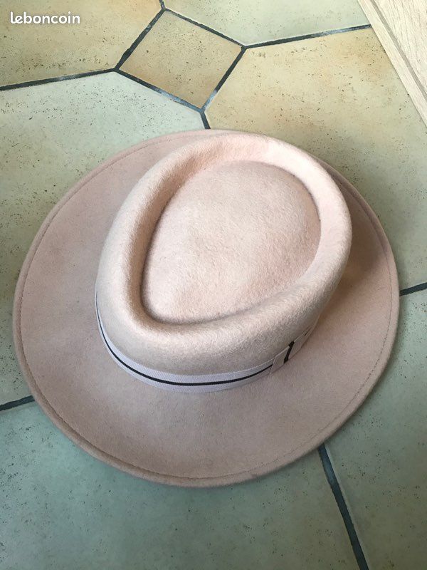 Chapeau (image 1)
