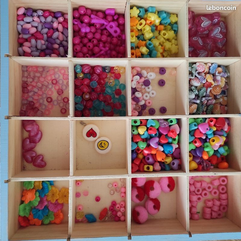 Boîte en bois remplie de perles (image 1)