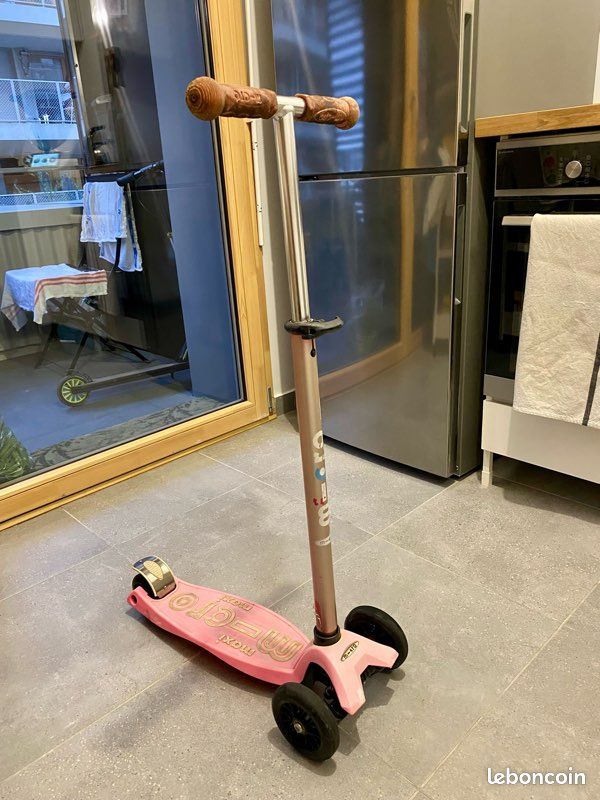 Trottinette Maxi Micro Deluxe Violet LED : idéale pour les enfants dès