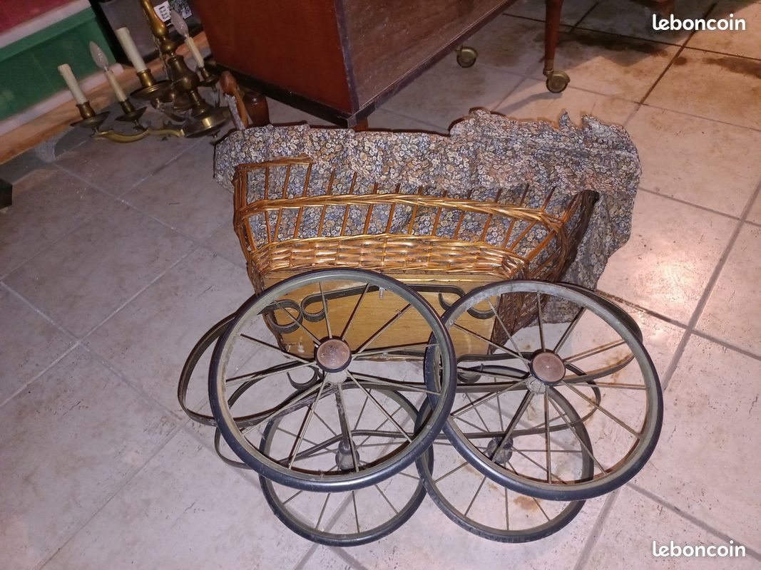 Landau de poupée vintage, lit de poupée avec literie antique brodée à la main. Poussette pour poupée sur roues. - France