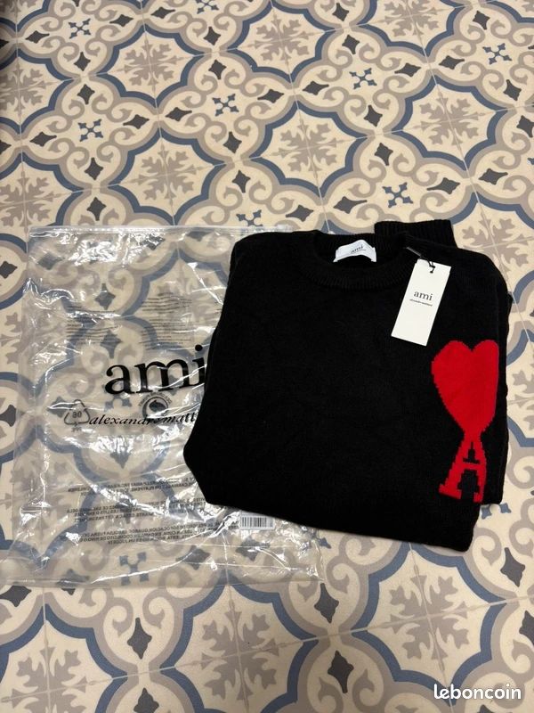 Pull Ami noir cœur rouge (image 3)