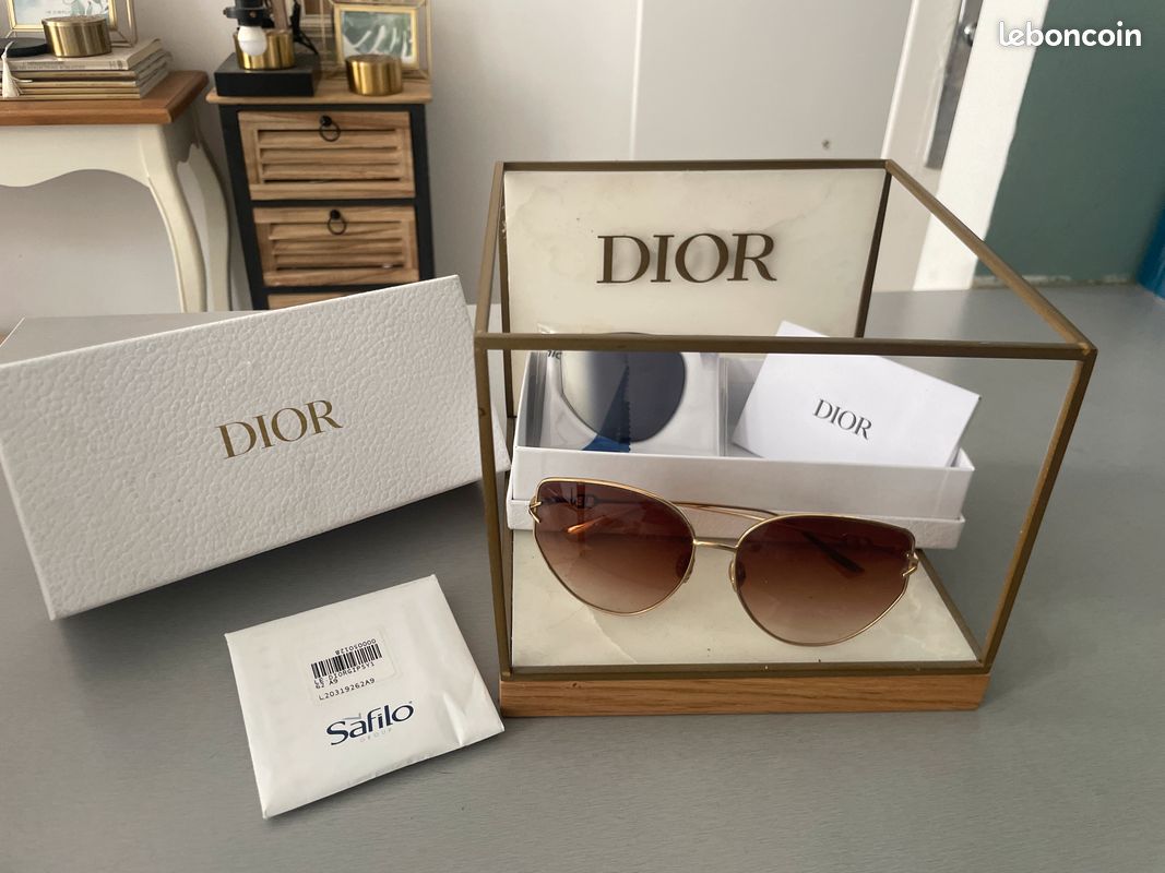 Vends lunettes Dior femme sur socle marbre (image 1)