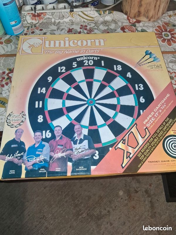 Jeu de fléchettes Unicorn jamais servi de 2005 avec 3 flechettes (image 1)