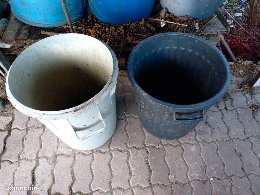 Poubelle en plastique (image 1)