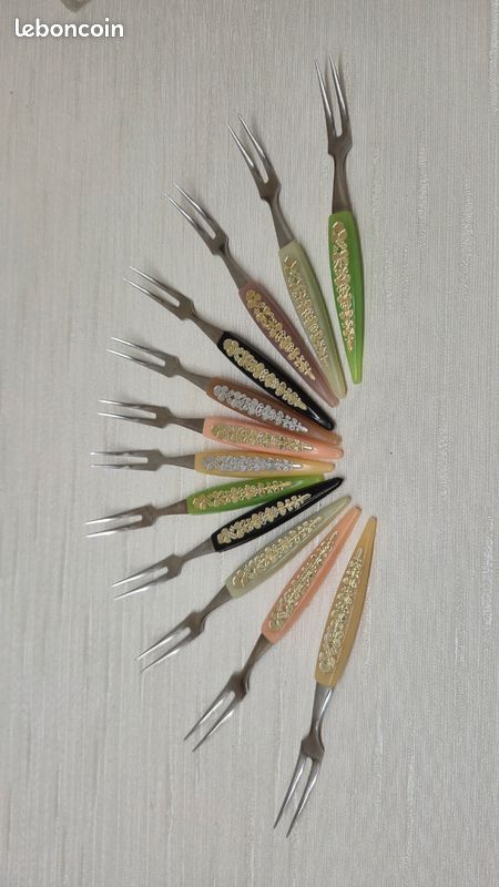 Suite de 12 fourchettes et 12 couteaux à poisson