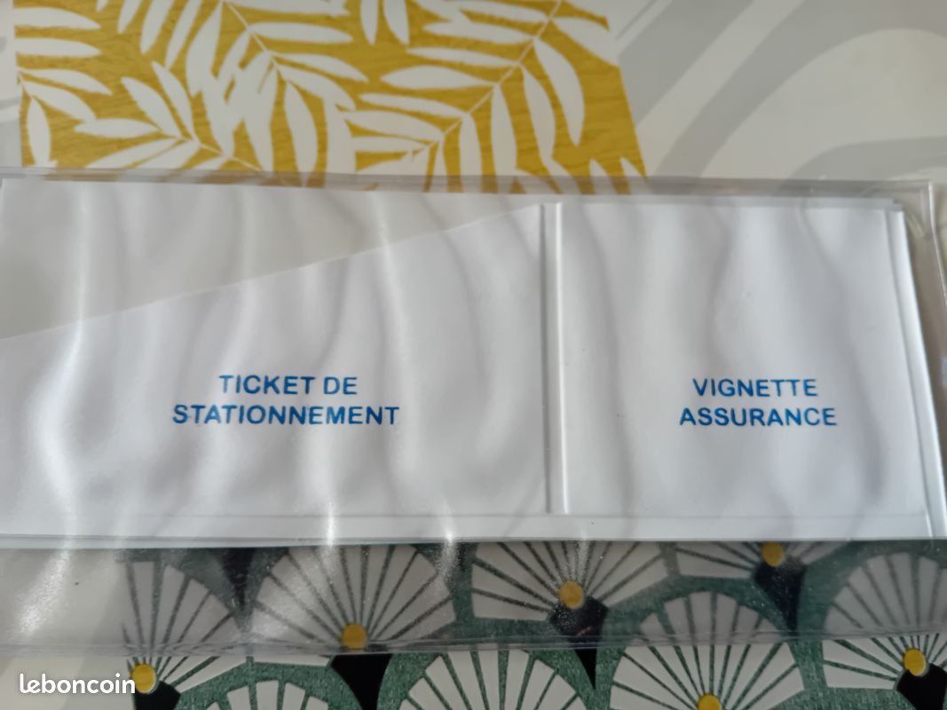 Porte vignette assurance voiture et ticket de stationnement