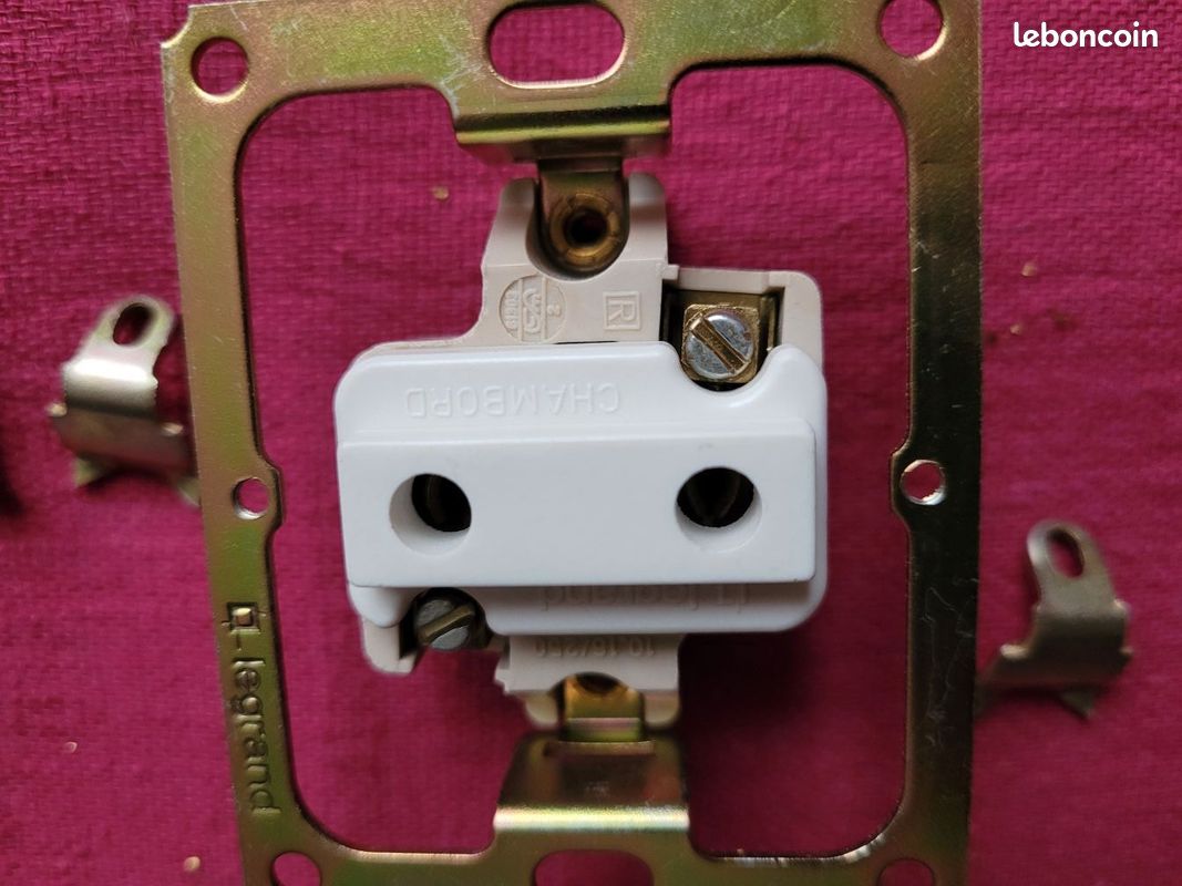 Prise 2 pôles à avec habillage modèle Chambord Legrand neuve