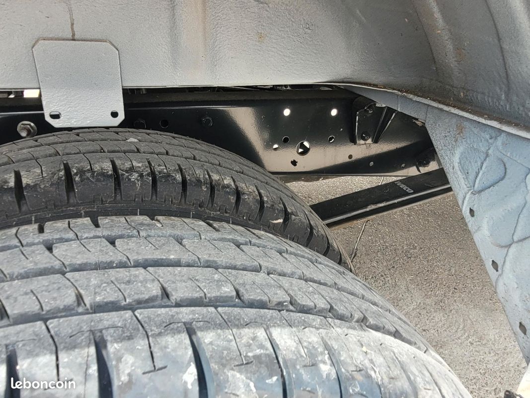 IVECO DAILY 35C18 A8 V16 FOURGON PACK EVOLUTION 03 PLACES NEUF avec CAMÉRA RECUL + GPS + PROJECTEURS FULL LED + MOTEUR 3 LITRES + VERSION MY2022 DONC SANS LES CONTRAINTES GSR2 ( Prix Vente 46 990 HT ) (image 12)