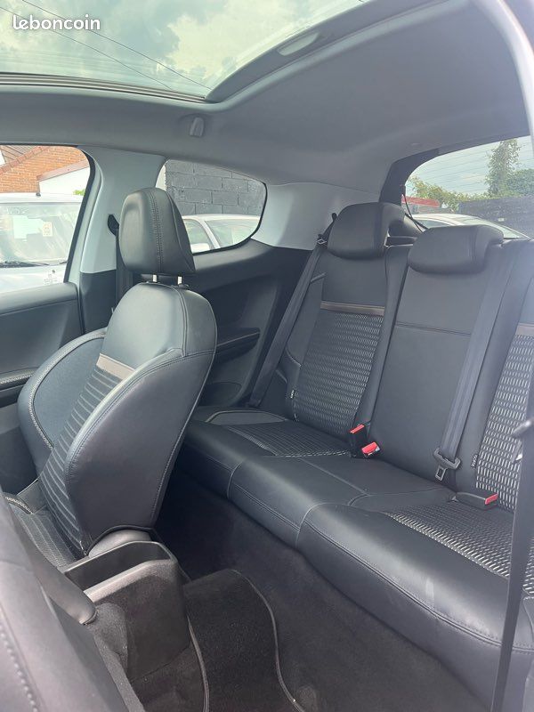 PEUGEOT 208 1.6 e-HDi 92ch BVM5 Feline , berline, blanc, 5 cv, 3 portes (image 5)