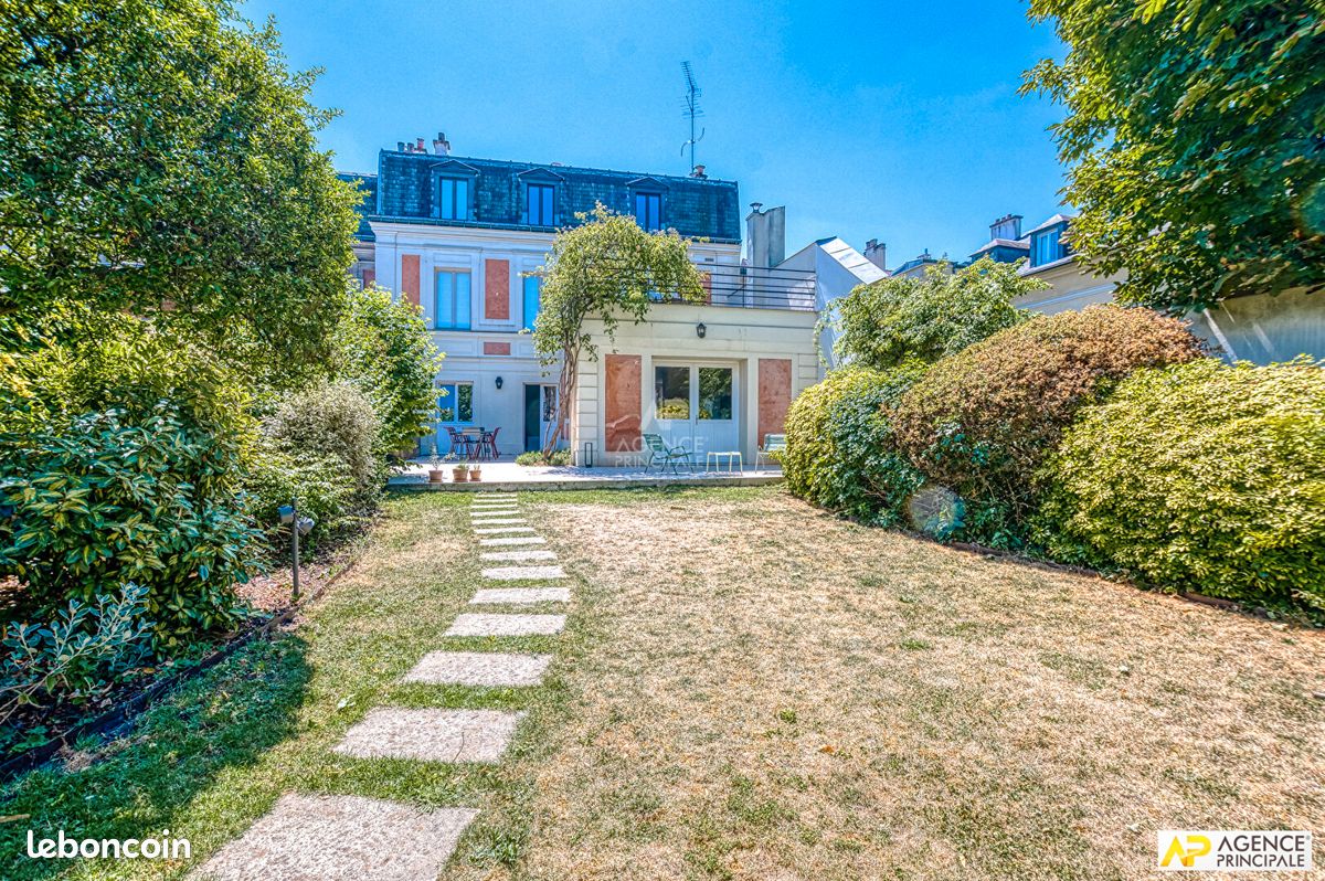 Maison 7 pièces 182 m² · à Versailles · 182 m² · 5 900 €/mois