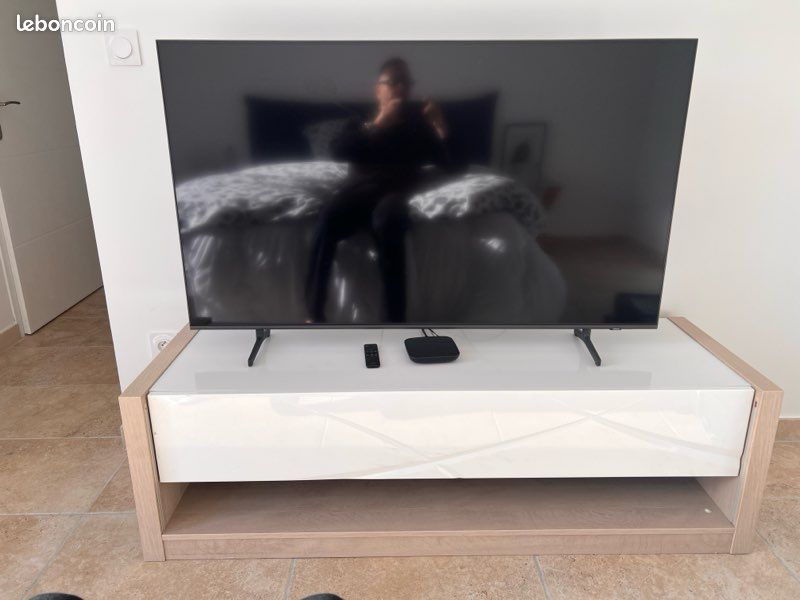 Meuble TV / meuble bas design – blanc laqué & bois – 150 cm (image 1)