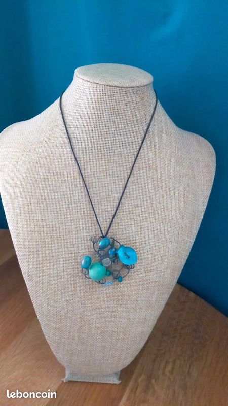 Lot de bijoux fantaisie anciens (colliers, bracelets ...) - Montres & Bijoux