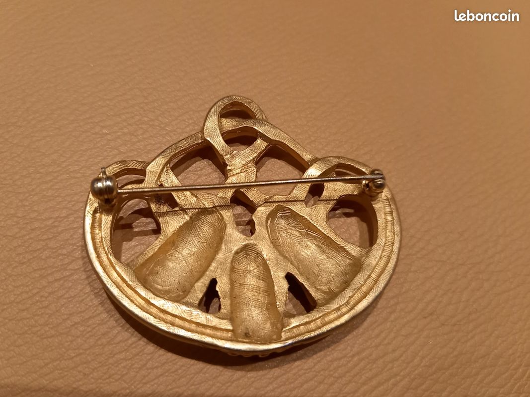 Broche dorée (image 2)