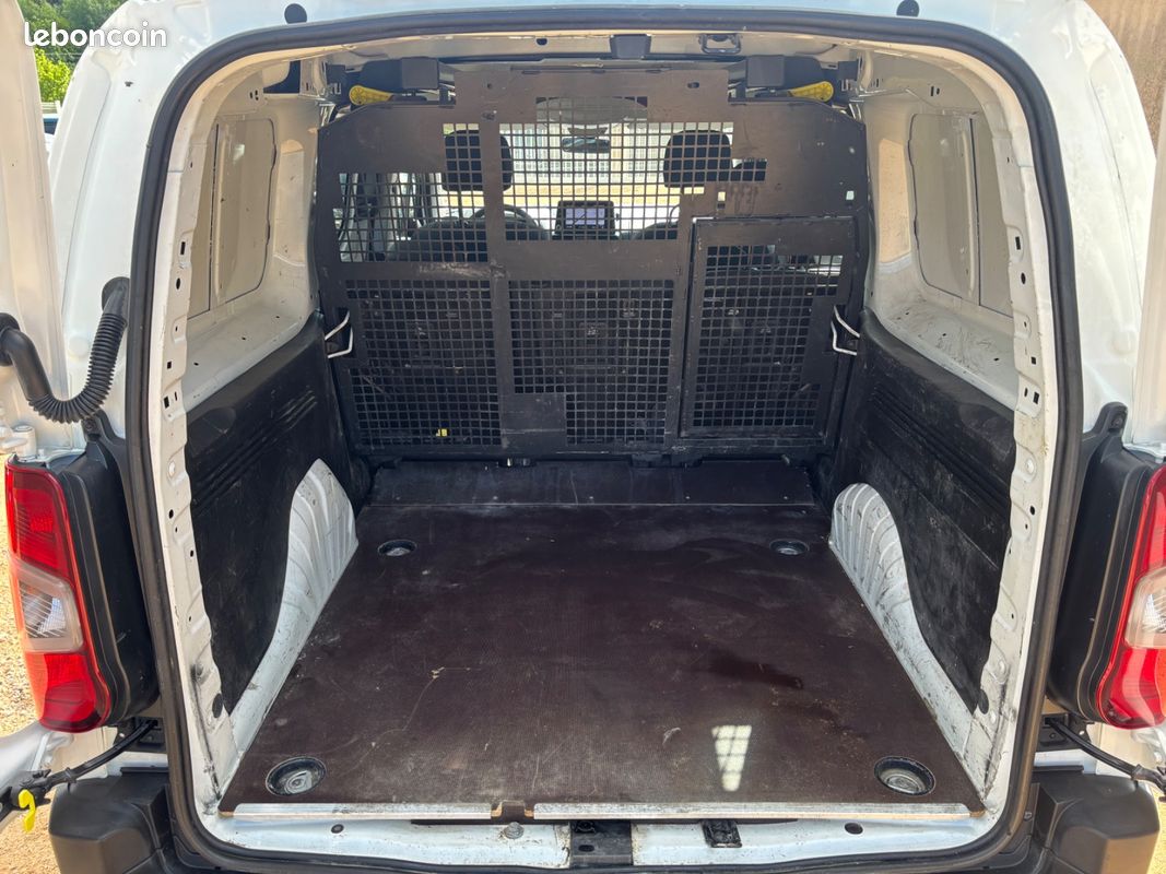 Citroën BERLINGO FOURGON XL 2021 Cabine Approfondie 1.5 BlueHDi 102 cv SUIVI COMPLET {TVA RECUPERABLE - GPS - CARPLAY} (image 18)