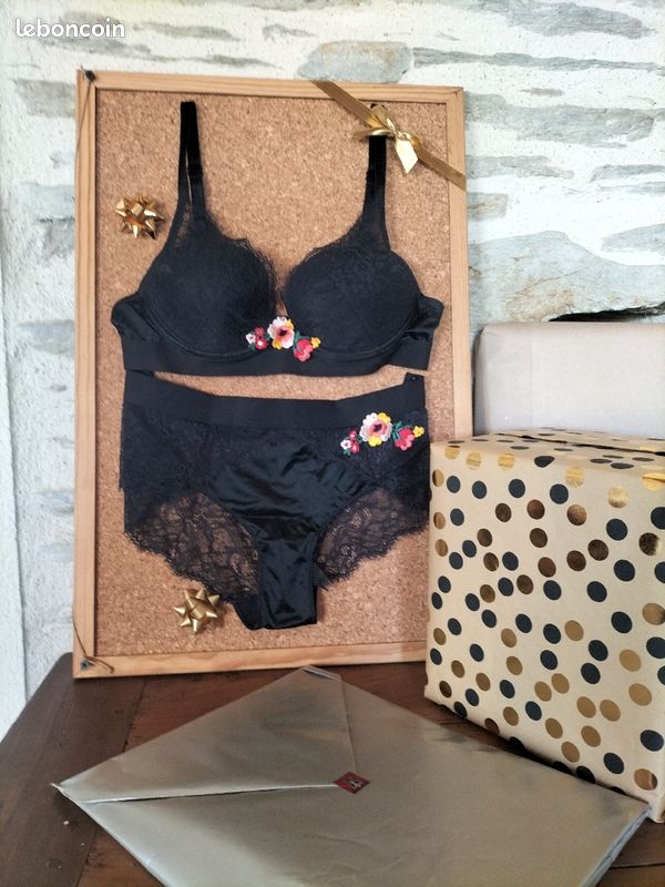 NEUF Ensemble lingerie noir/fleurs Darjeeling Noël Vêtements