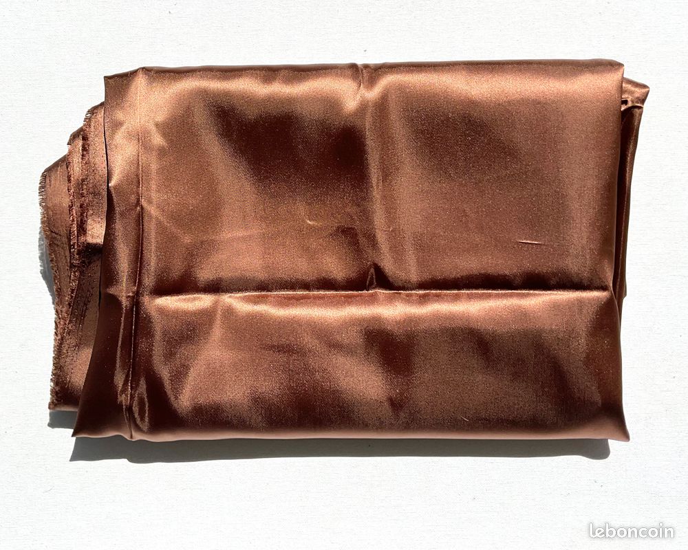 Tissu: satin fin & souple marron (140 x 140 cm) (image 1)