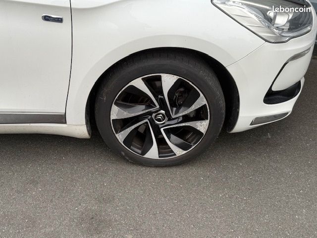 Citroën DS5 Hybrid4 So Chic BMP6 ENTRETIEN COMPLET (BATTERIE HYBRIDATION ET AIRBAG REMPLACÉS) (image 7)