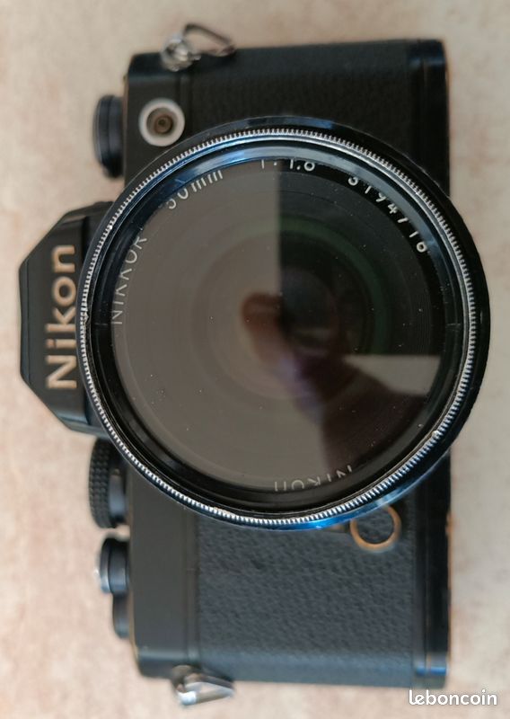 Appareil photo reflex vintage Nikon F-35 mm avec Appareil photo reflex vintage Nikon F-35 mm avec