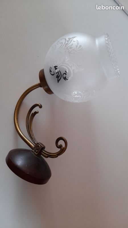 Ancienne applique murale en laiton globe en verre (image 1)