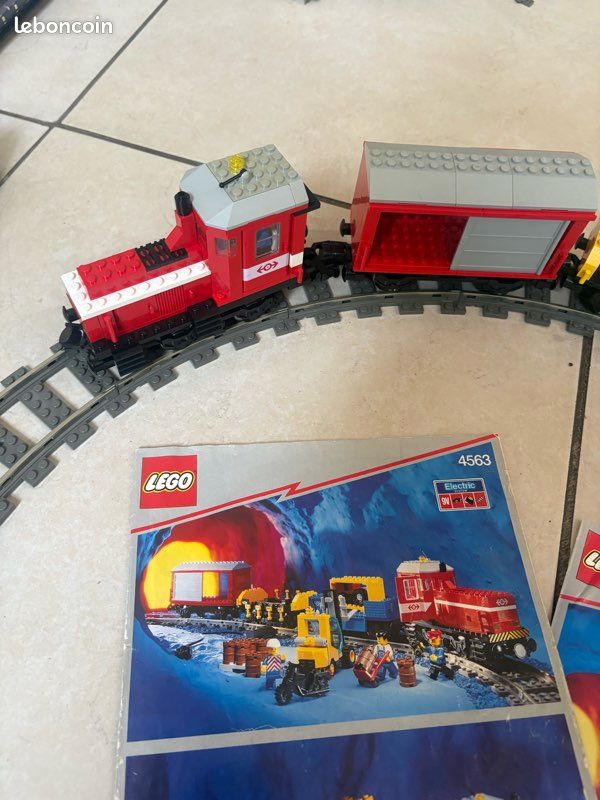 Lot LEGO Train 9V Vintage : Train de marchandises 4563 + Passage à niveau 4539 + Extras 4558 (image 1)