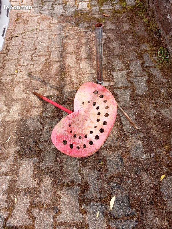 Selle de tracteur ancienne sur pied (image 3)
