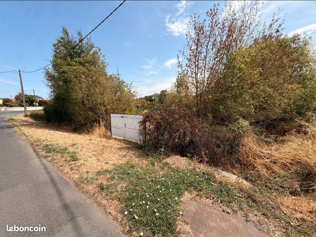 Terrain de pêche et d’agrément · à Loretz-d'Argenton · 21 000 €