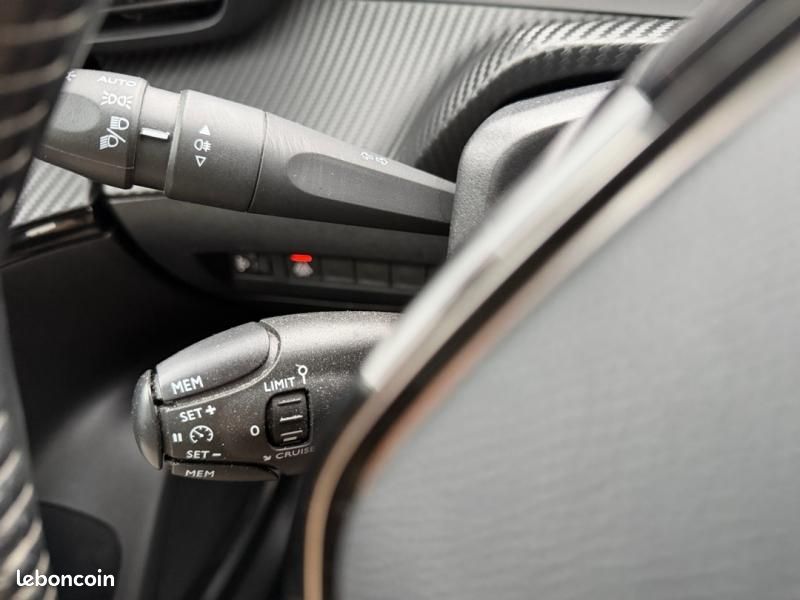 Peugeot 2008 1.2 PureTech 130ch S&S Allure (image 24)