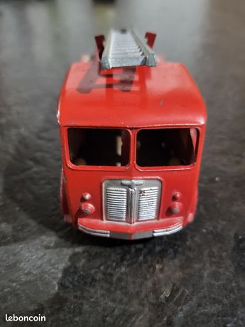 Sold at Auction: Lot de 5 DINKY TOYS comprenant un camion pompier BERLIET 1ER SECOURS ref 32E, une