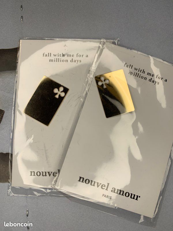 Lots de 2 Pendentifs en forme de carte avec une trèfle en plaqué or (image 1)