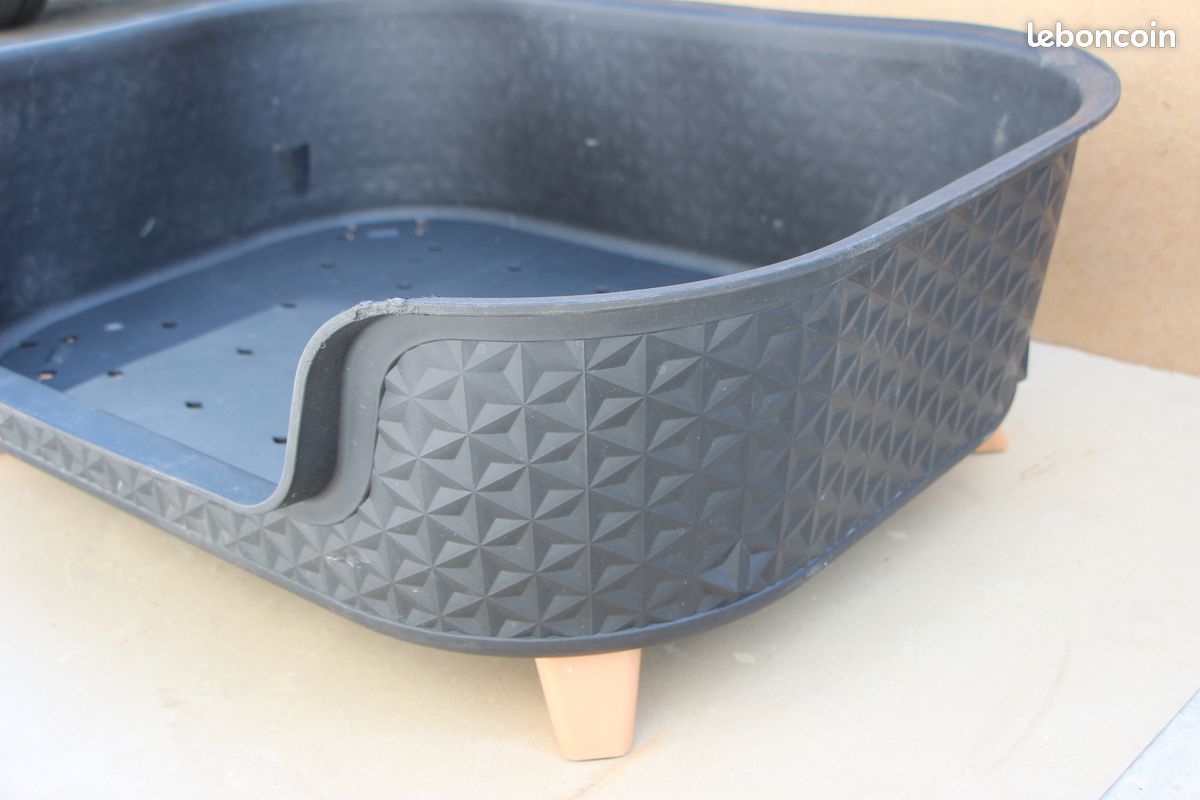Panier / Corbeille en plastique noir sur pieds pour chien (image 3)