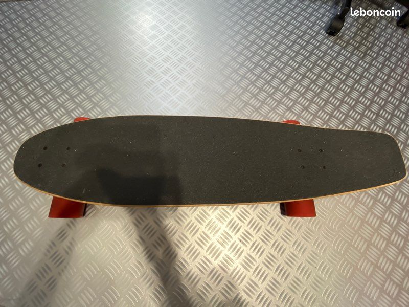 Skateboard (image 1)