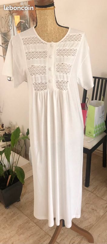 Chemise de nuit uni blanche joliment ornée de broderies T 38/40 (image 1)