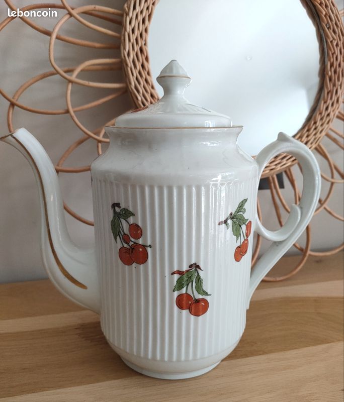 Théière ancienne vintage en porcelaine motif cerises 🍒 champêtre (image 3)