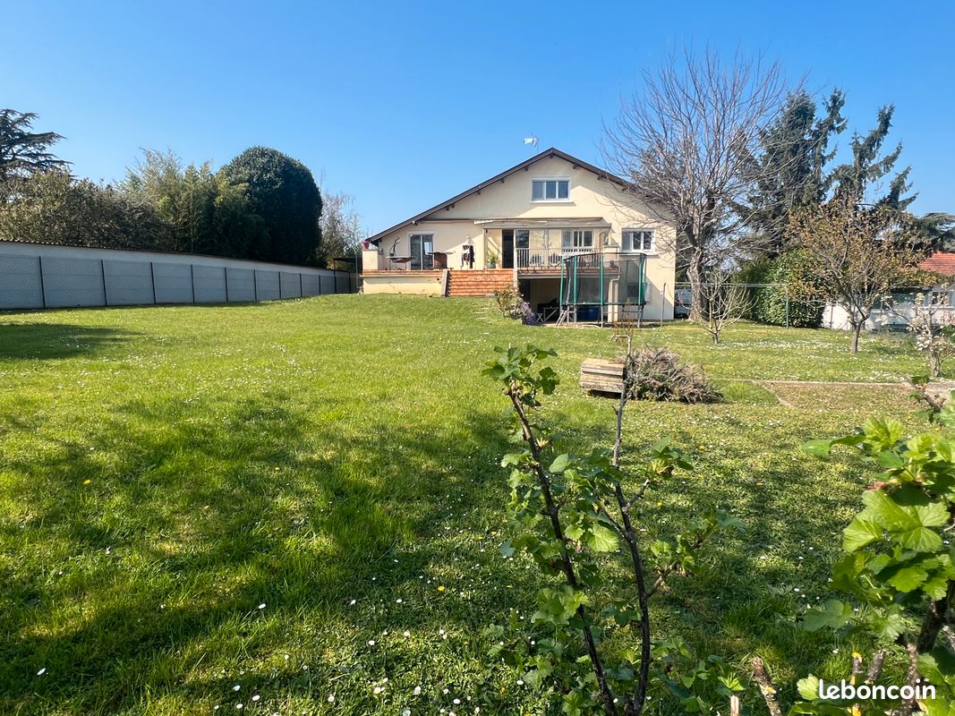 Maison 7 pièces 233 m² · à Saint-Laurent-de-Mure · 233 m² · 570 000 €
