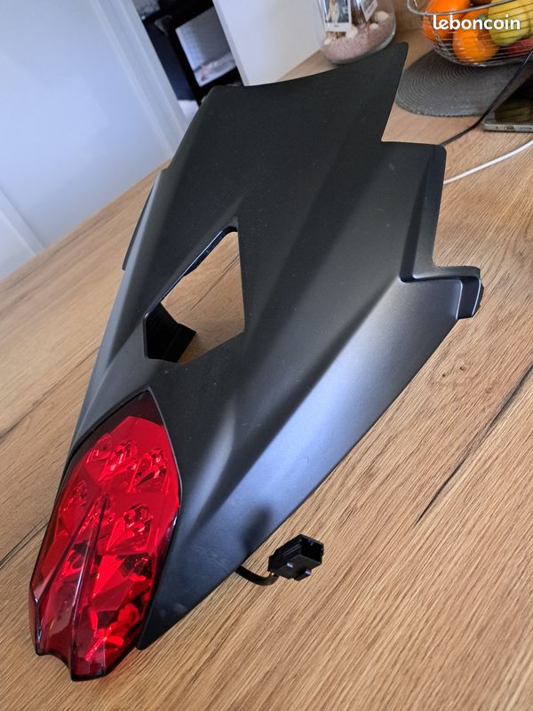 Carénage et feu AR triumph street triple (image 2)