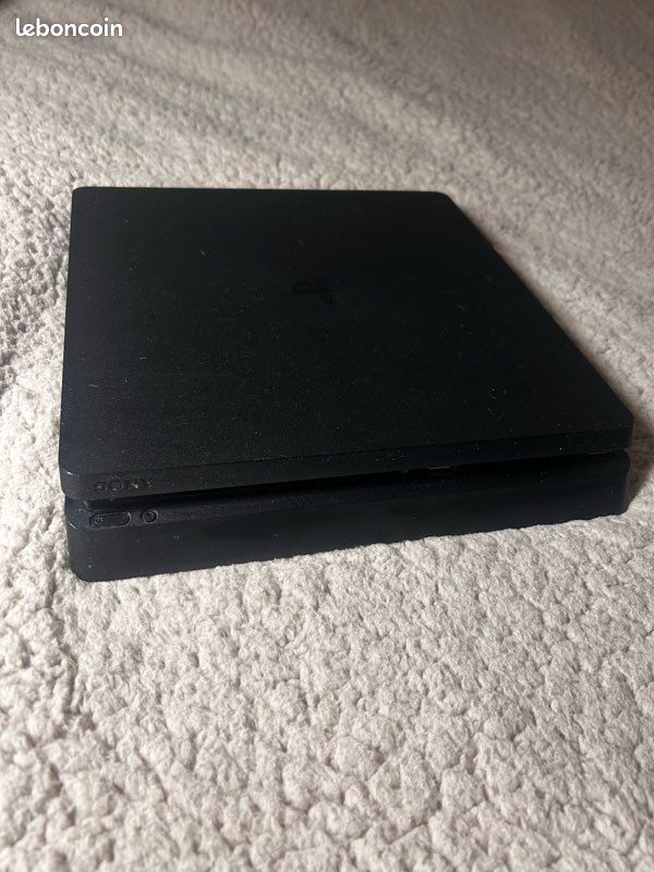 PS4 Slim (2 manettes + 2 jeux ) - 500 GO en bonne état (image 2)