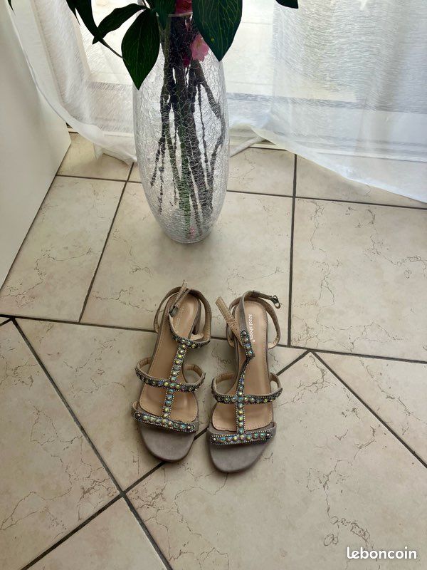 Chaussures à petits talons avec strass T.40 (image 2)