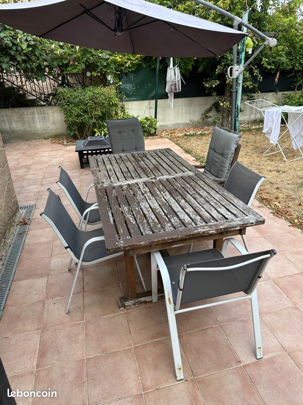 Table de jardin en teck à restaurer (image 1)
