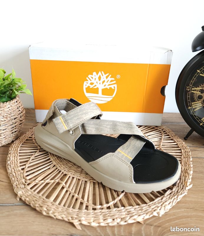 Chaussure de repérage / sport vert armée ROLY avec rayure modèle Megos