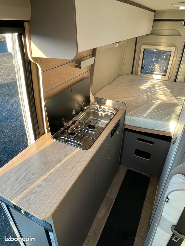 Fourgon Aménagé LMC INNOVAN 600 Fiat Ducato 2l2 140ch / Moins de 6 m / Store Ext / Grande soute / innovan600 /LMC600 (image 4)