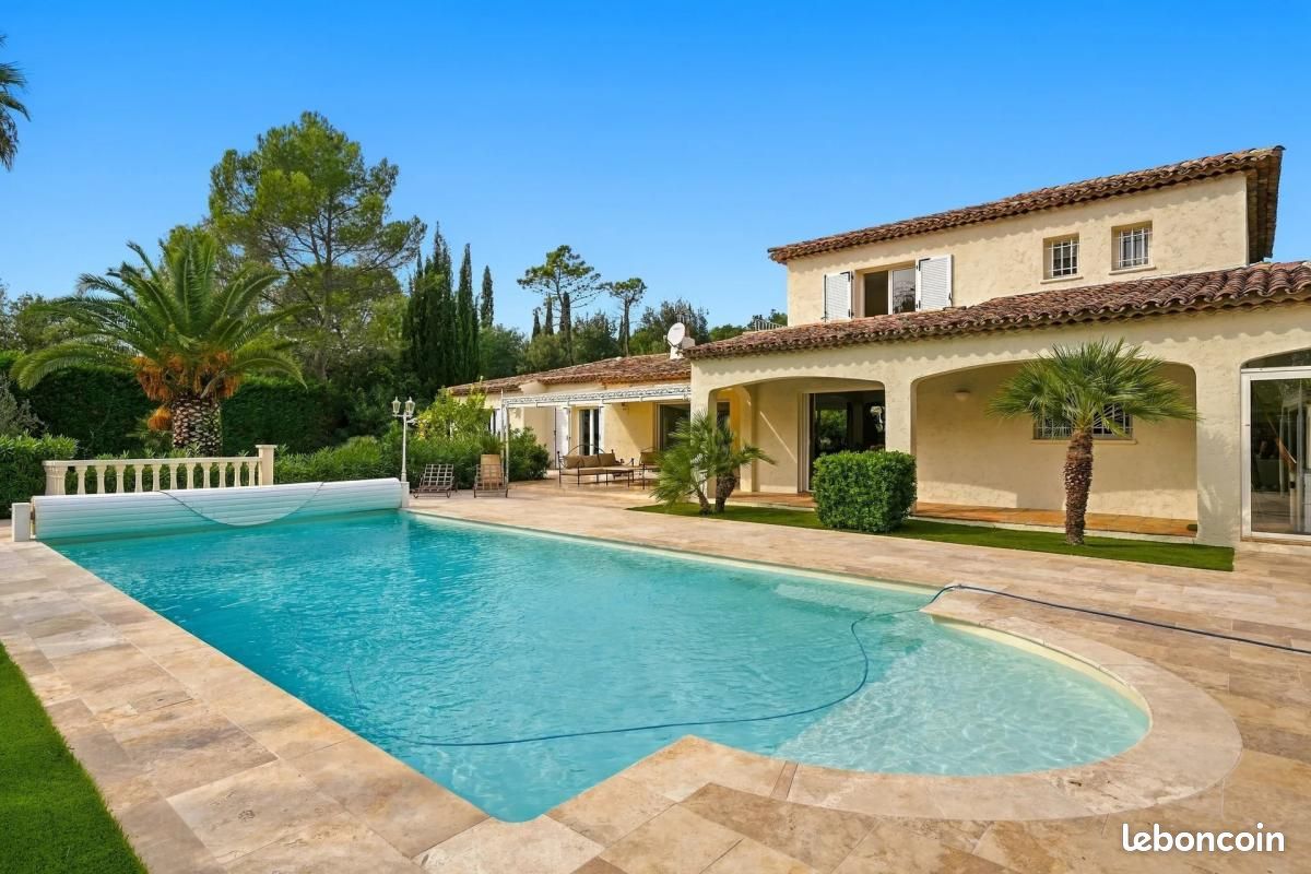 Maison 8 pièces 300 m² · à Roquebrune-sur-Argens · 300 m² · 1 390 000 €