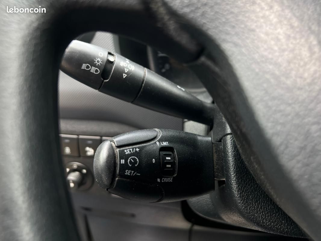 Peugeot Partner FOURGON STANDARD 1.6 BLUEHDI 75 BVM5 PRO / CLIM ECRAN BLUETOOTH ATTELAGE ... (image 19)