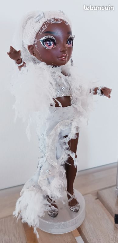 RAINBOW HIGH Rainbow Vision Divas – Ayesha Sterling – Poupée Mannequin Argentée – 2 Tenues, Micro Et Mallette – Dès 6 Ans